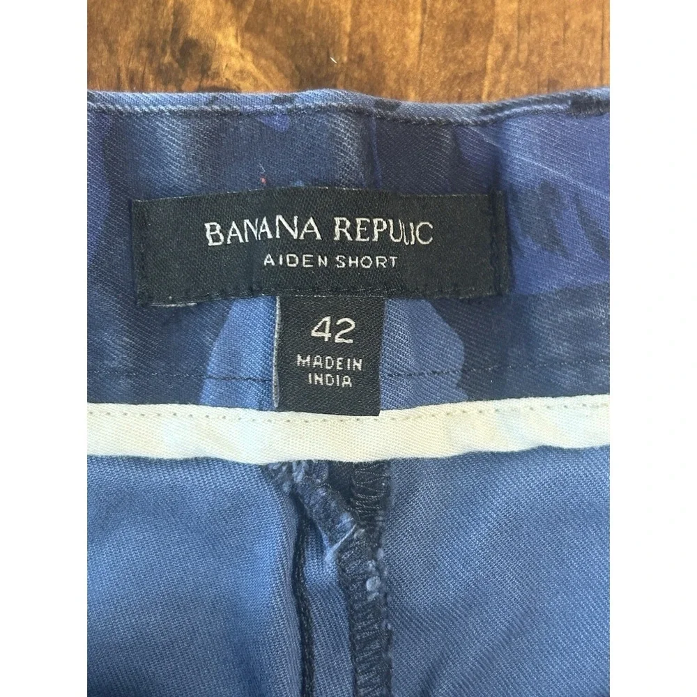 Banana Republic Men's Aiden Slim Fit Shorts | Blue Tropical Leaf Print | Size 42
